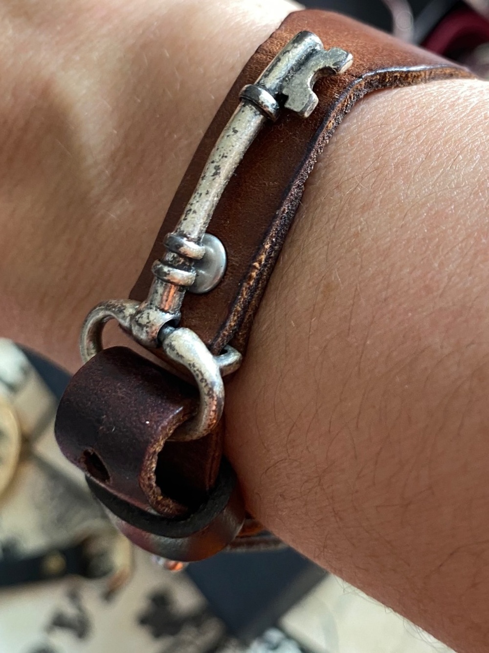 VTG Y2K LEATHER BRACELET WITH KEY DESIGN